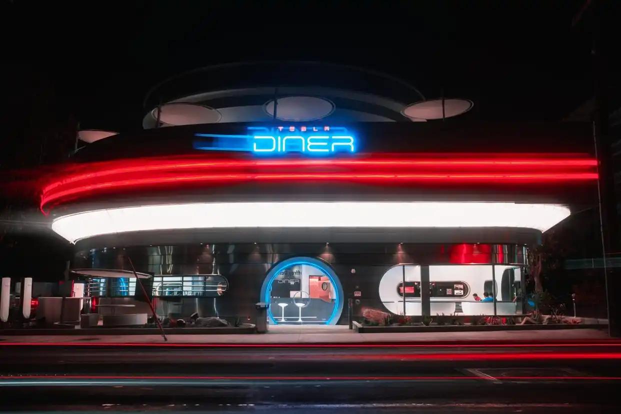 马斯克正式进军餐饮业！全球首家特斯拉超级充电站餐厅(Supercharger Diner)